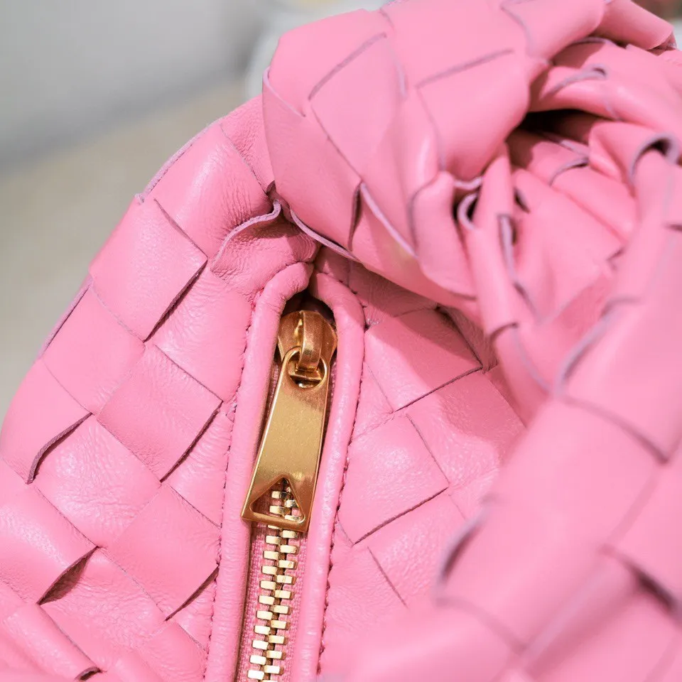 Batch 1080 BV super mini JODIE handbag, dumpling bag, woven knotted bag, simple, fashionable and super cute🍒Every color is high-end. It is a smaller version of the original mini version🤣It can only hold cuteness🍓🍓The upper body is fashionable and romantic. The fashionable bags created by Daniel Lee are really more and more favored by street experts. Style number: 6699-0# Size: 17*16*6.5